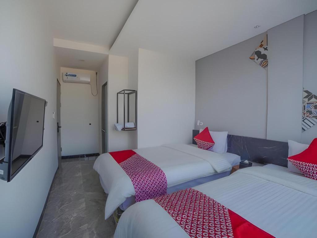 Oyo 90697 Hotel Wisata ドゥマイ エクステリア 写真